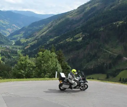 Motorrijder op een bergweg in de Alpen tijdens motorreis Alpen en Bergmeren