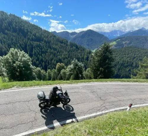 Motorrijder op een bergweg in de Alpen tijdens motorreis Alpen Puur
