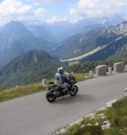 Motorrijder op de Vršič-pas tijdens dag 7 van de motorreis Oostenrijk Italië Slovenië – drielandentour door Slovenië, Italië en terug naar Oostenrijk.