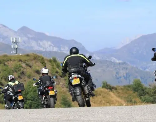 Motorrijders op een bergweg in de Alpen tijdens motorreis Austrian Italian & Slovenian Alps
