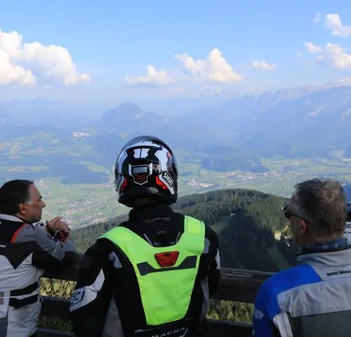 Motorrijders genieten van het uitzicht over de Alpen tijdens motorreis Austrian Italian & Slovenian Alps