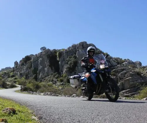 Motorrijder op een bergweg in Andalusië bij Málaga, Zuid-Spanje