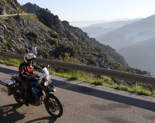 Motorrijder op een bergweg van Granada naar het natuurpark in Andalusië