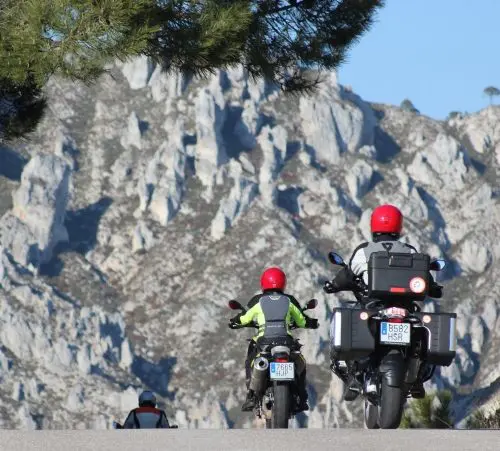 Motorrijders door het berglandschap van Andalusië, Zuid-Spanje