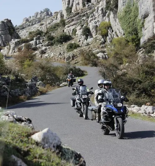 Motorrijders op een bergweg tussen rotsformaties in Andalusië