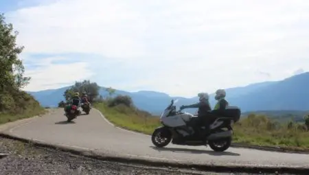 Motorrijders op een bergweg in de Ardèche tijdens motorreis Ardèche Cévennes