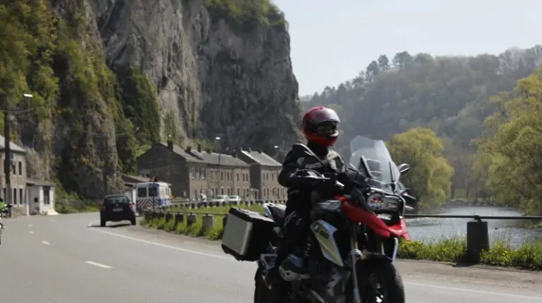 Motorrijder langs een rivier in de Ardennen tijdens motorreis Franse en Belgische Ardennen