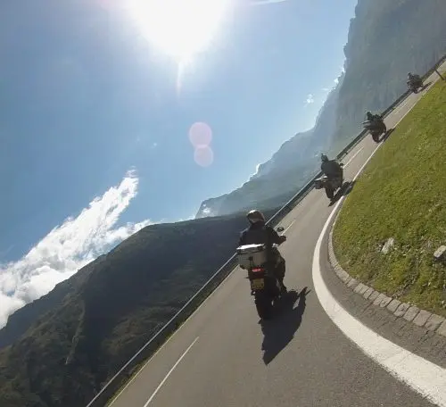 Motorrijders op een bergweg in de Alpen tijdens motorreis Best of the Alps