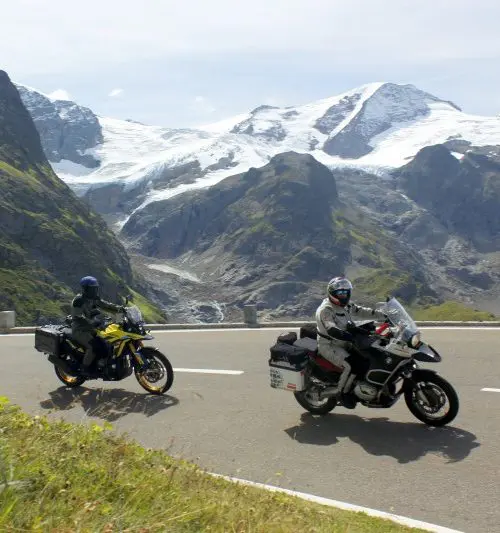Motorrijders bij een gletsjer in de Alpen tijdens motorreis Best of the Alps