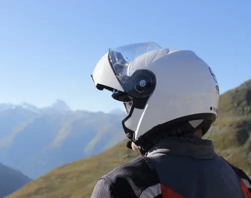 Motorrijder met uitzicht op de Alpen tijdens motorreis Best of the Alps