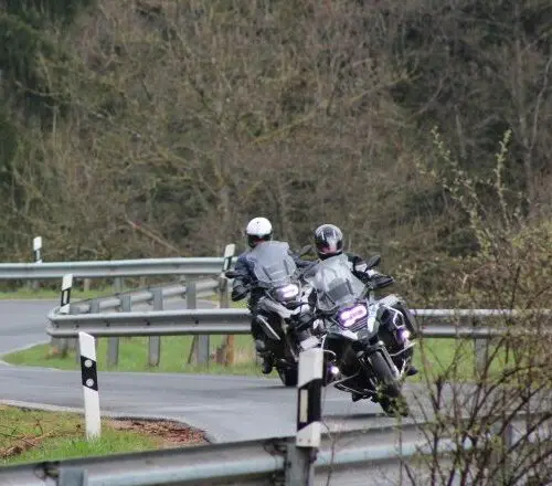Motorrijders op een bochtige weg in het Harzgebied tijdens motorreis Combi Harz Sauerland