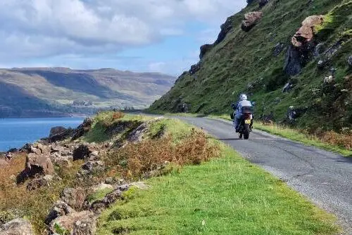 Motorrijder langs een Schots loch tijdens motorreis Epic Scotland