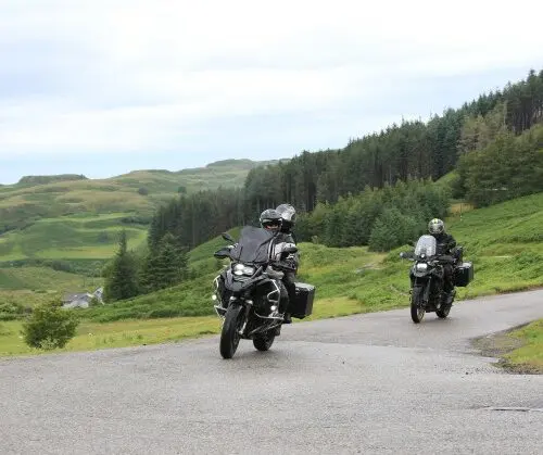 Motorrijders op het eiland Skye tijdens motorreis Epic Scotland