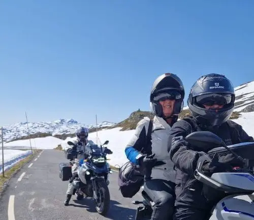 Motorrijders op een besneeuwde bergweg in Noorwegen tijdens motorreis Adventure Lofoten & Atlantic Road