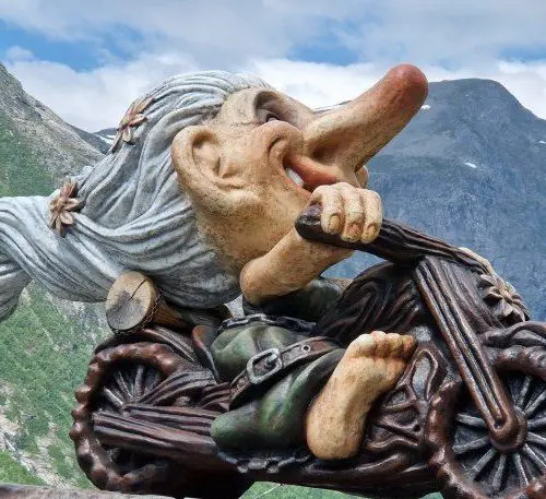 Trollbeeld op een bergachtige locatie in Noorwegen tijdens motorreis Adventure Lofoten & Atlantic Road