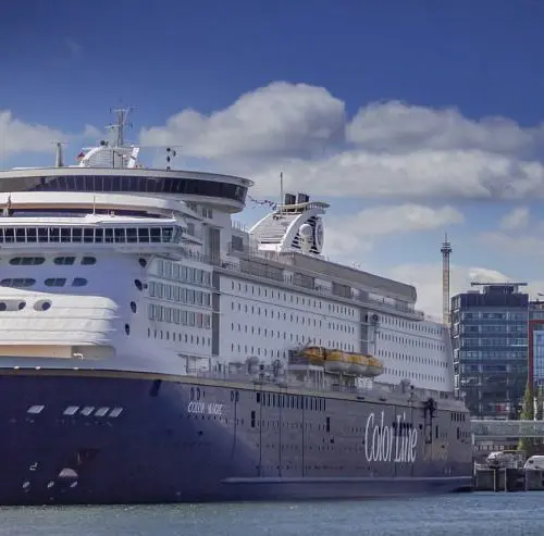 Cruiseschip in de haven tijdens motorreis Adventure Lofoten & Atlantic Road