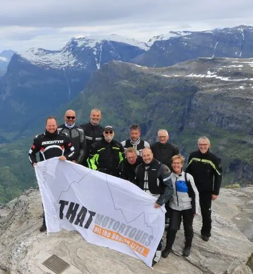 Groep motorrijders in de Noorse bergen tijdens motorreis Adventure Lofoten & Atlantic Road