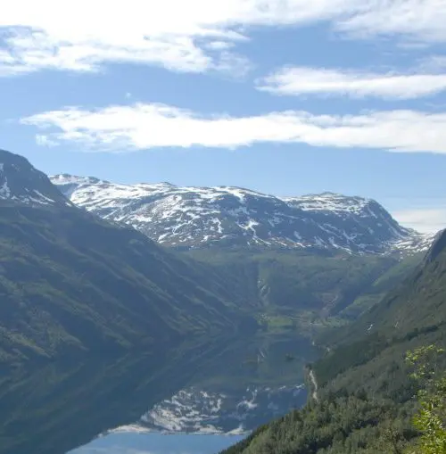 Noors fjord met bergen tijdens motorreis Adventure Lofoten & Atlantic Road