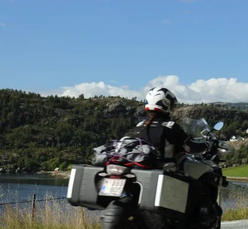 Motorrijder langs een Noors bergmeer tijdens motorreis Adventure Lofoten & Atlantic Road