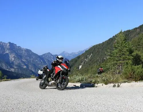 Motorrijder op een bergweg in de Alpen tijdens motorreis Karinthië Friuli Slovenië
