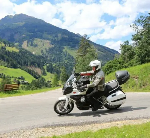 Motorrijder op een bergweg in Karinthië tijdens motorreis Karinthië Friuli Slovenië