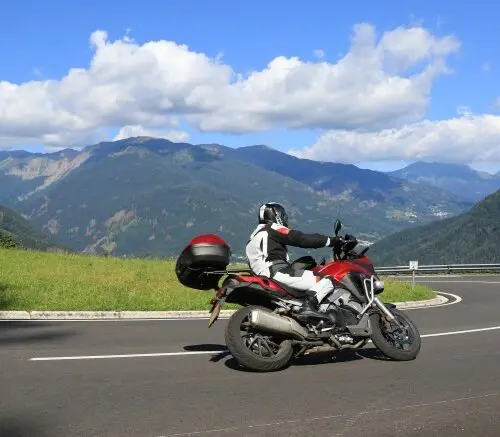 Motorrijder op een bergweg in Slovenië tijdens motorreis Karinthië Friuli Slovenië