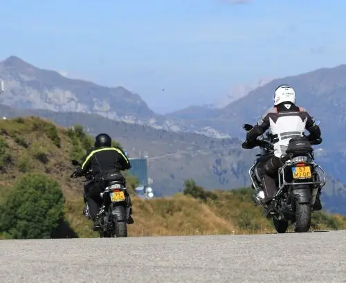 Groep motorrijders in het Alpenlandschap tijdens motorreis Karinthië Friuli Slovenië