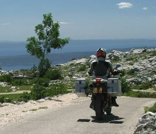 Motorrijder op een kustweg in Kroatië tijdens motorreis Kroatië en Bosnië en Herzegovina