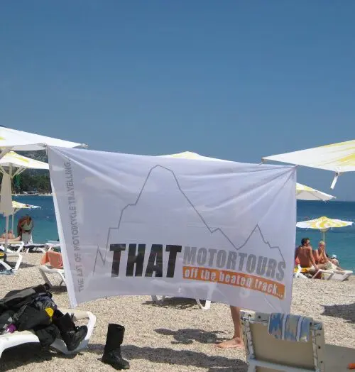 Strand aan de Adriatische kust tijdens motorreis Kroatië en Bosnië en Herzegovina