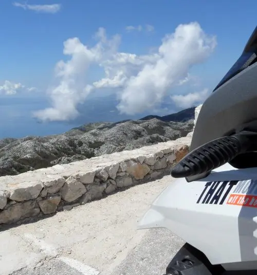 Motor met uitzicht op de Adriatische kust tijdens motorreis Kroatië en Bosnië en Herzegovina