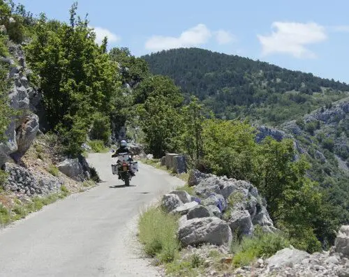 Motorrijders op een bergweg door het berglandschap van Kroatië tijdens motorreis Kroatië en Bosnië en Herzegovina