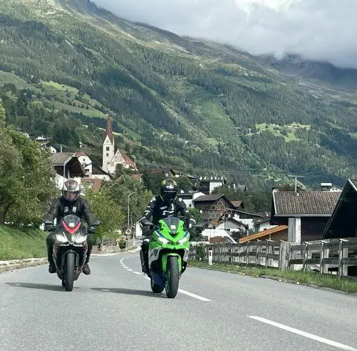 Motorrijders op een bergweg in Tirol tijdens motorreis Legendary Alps