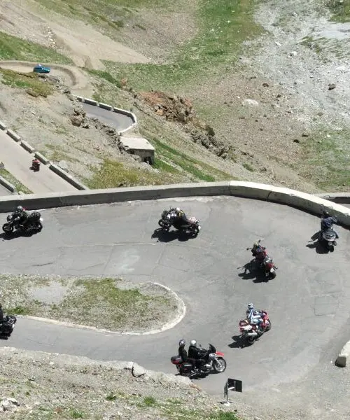 motorrijders op bochtige bergweg tijdens motorreis Legendary Alps – Alpenpassen op hun best.