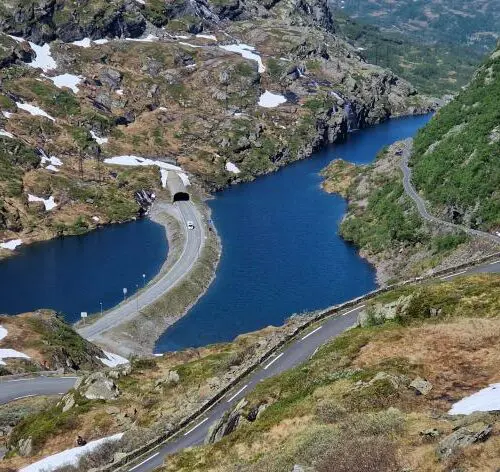 Bergmeer met kronkelende weg tijdens motorreis Norwegian Dream, Fjord Norway