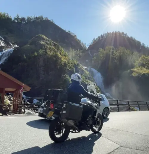 Motorrijder bij waterval tijdens motorreis Norwegian Dream, Fjord Norway