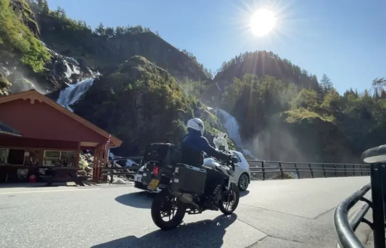 Motorrijder bij waterval tijdens motorreis Norwegian Dream, Fjord Norway