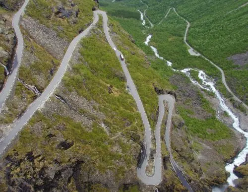 Kronkelende bergweg Trollstigen tijdens motorreis Norwegian Dream, Fjord Norway