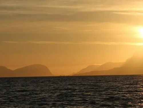 Zonsondergang boven zee tijdens motorreis Norwegian Dream, Fjord Norway
