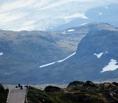 Motorrijders in hooggebergte tijdens motorreis Norwegian Shortcut, Fjord Norway