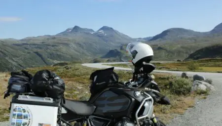 Motor met uitzicht op bergmeer tijdens motorreis Norwegian Dream, Fjord Norway