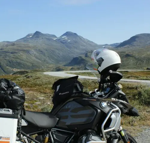 Motor met uitzicht op bergmeer tijdens motorreis Norwegian Dream, Fjord Norway