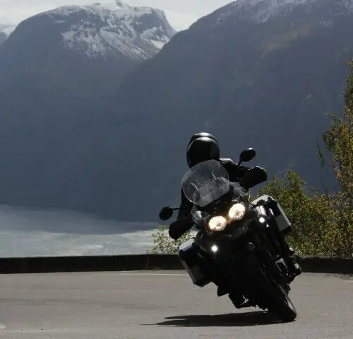 Motorrijder in bergbocht met fjorduitzicht tijdens motorreis Norwegian Dream, Fjord Norway
