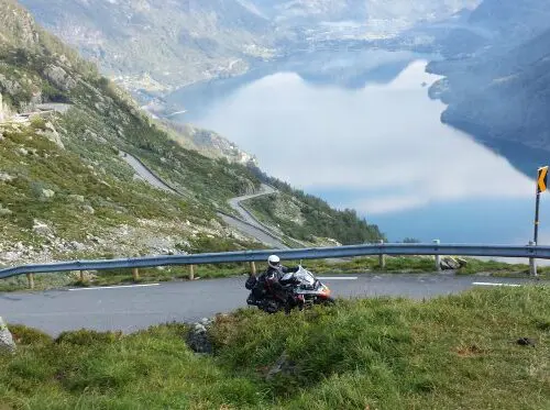 Motor op bergweg met uitzicht op fjord tijdens motorreis Norwegian Shortcut, Fjord Norway