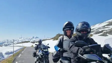 Motorrijders in besneeuwd berglandschap tijdens motorreis Norwegian Fairytale, Fjord Norway