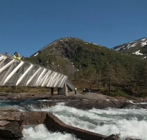 Uitkijkpunt bij bergrivier tijdens motorreis Norwegian Shortcut, Fjord Norway