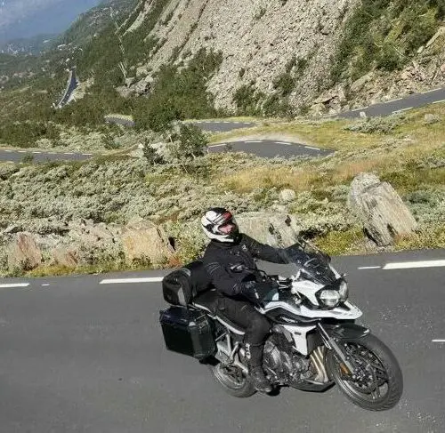 Motorrijder op kronkelende bergweg tijdens motorreis Norwegian Shortcut, Fjord Norway