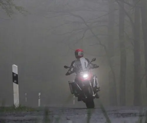 Motorrijder in dichte mist op een landelijke weg in het Pfälzerwald – motorreis Pfälzerwald