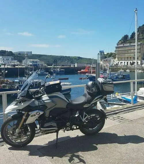 Motor bij een haven tijdens motorreis Picos de Europa – Cantabria – Asturias