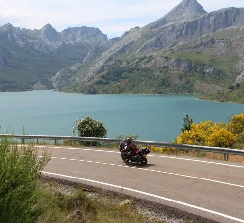 Motorrijder langs een bergmeer in de Picos de Europa – motorreis Picos de Europa – Cantabria – Asturias
