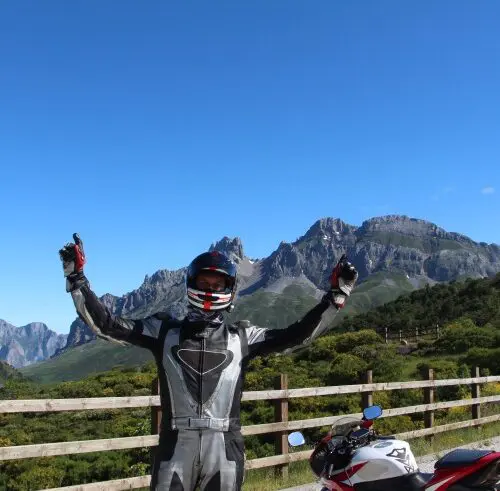 Motorrijder met uitzicht op de Picos de Europa – motorreis Picos de Europa – Cantabria – Asturias